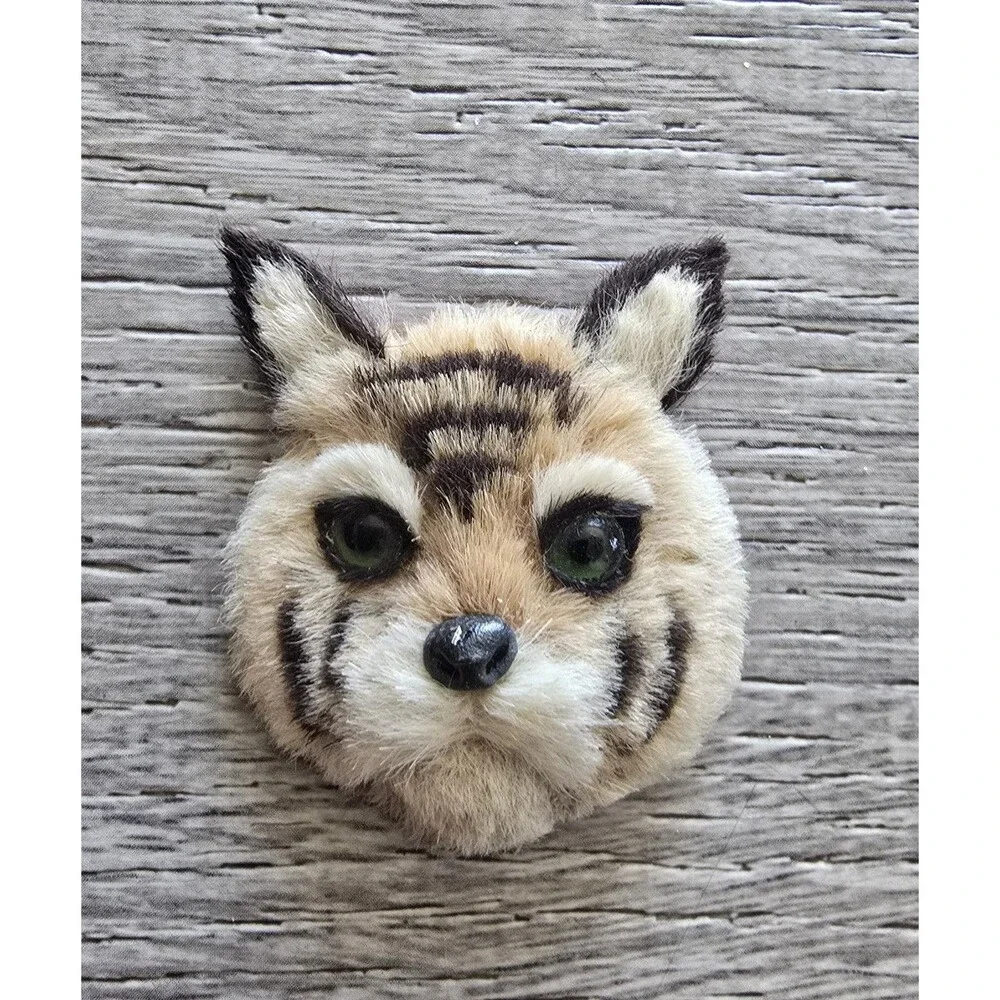 Vintage Fur Green Glass Eyes Tiger Cat Brooch / Pin - Picture 2 of 5